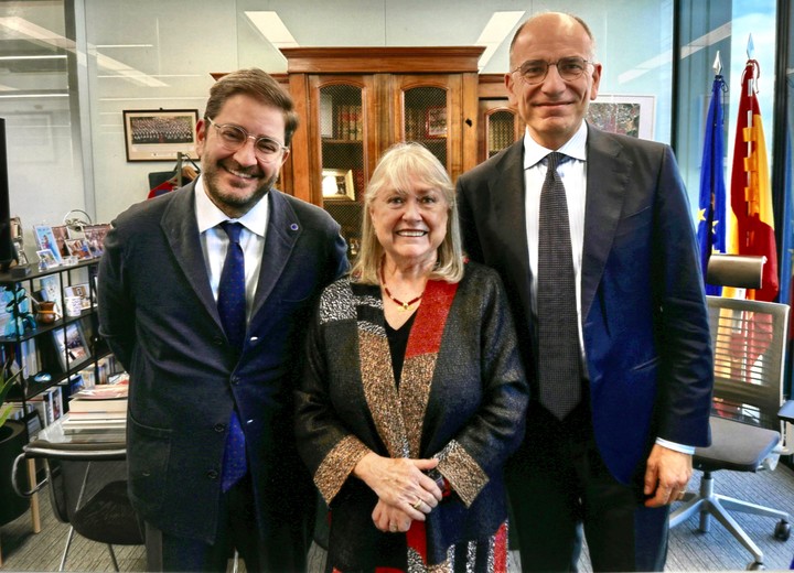 En su despacho como actual decano de IE School of Politics, Economics and Global Affairs, en IE University, Enrico Letta (derecha) conserva un retrato con los dos decanos que lo antecedieron en el cargo: la argentina Susana Malcorra (centro) y el español Manuel Muñiz (izquierda). Foto: Cézaro De Luca