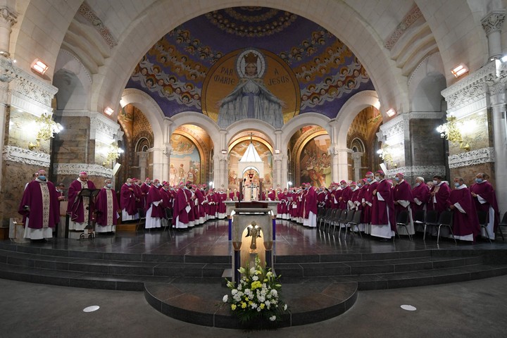 Obispos de Francia, durante una conferencia centrada en abusos a fieles, en el santuario de Nuestra Señora, en Lourdes, en noviembre de 2021. Foto: AFP  