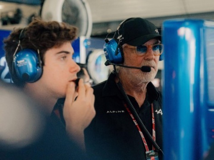 Mano a mano en el garaje de Alpine durante el Gran Premio de China.