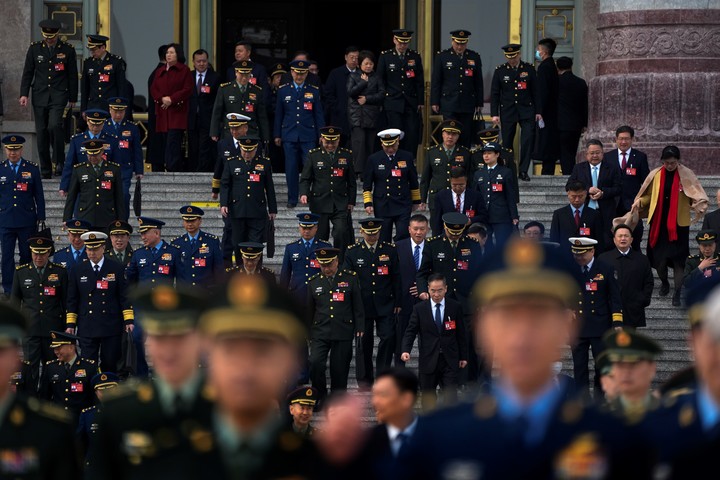 Oficiales militares chinos abandonan el Gran Palacio del Pueblo tras asistir a una sesión preparatoria de la Asamblea Popular Nacional (APN) en Beijing. Foto AP