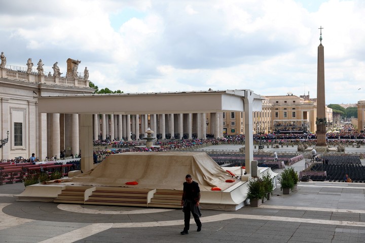 El Vaticano ya tiene preparado el lugar donde estará el féretro de Francisco durante el funeral de este sábado. Foto: REUTERS