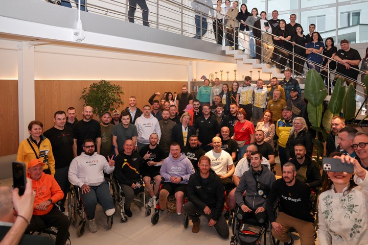 Harry posa con los pacientes en el Centro Superhumans. Foto: Reuters