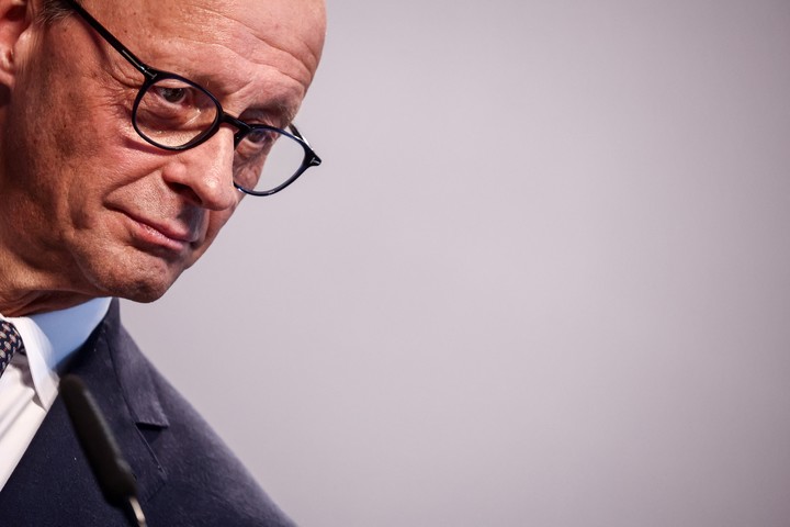 Friedrich Merz espera el voto afirmativo de su partido y de los socialdemócratas para convertirse en canciller de Alemania. Foto: EFE  attends a press conference to present the joint coalition agreement in the German Bundestag, in Berlin, Germany, 09 April 2025. The CDU, the Christian Social Union (CSU) and the Social Democratic Party (SPD) have successfully concluded coalition negotiations. (Alemania) EFE/EPA/CHRISTOPH SOEDER