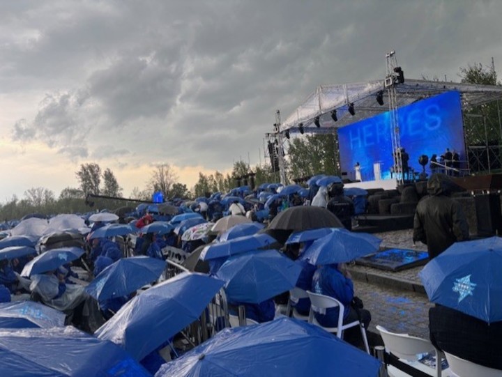 Emoción en una ceremonia abreviada.