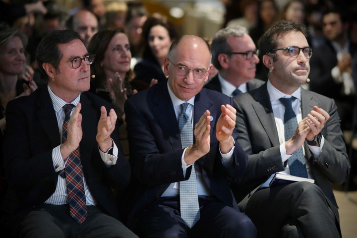 Enrico Letta flanqueado por el ministro de Economía de España, Carlos Cuerpo (derecha) y el jefe de la patronal española, Antonio Garamendi (izquierda), durante la presentación de su libro en Madrid. Foto: Cézaro De Luca