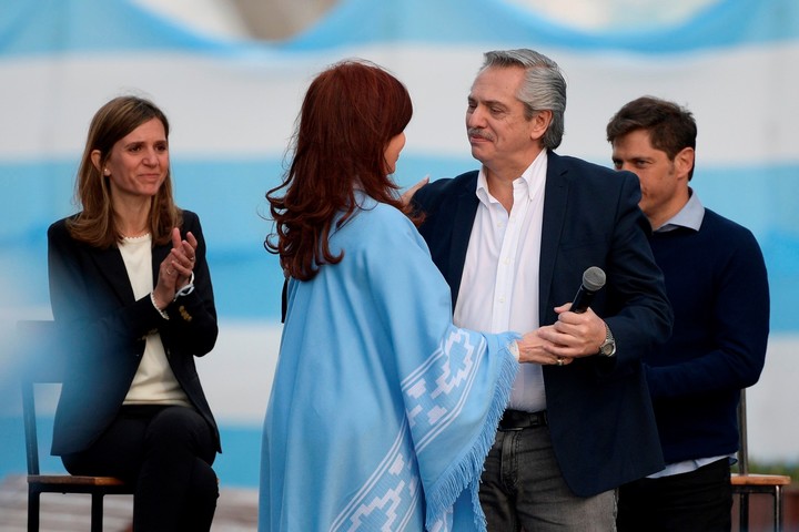 Fernanda Raverta aplaude a la fórmula presidencial Alberto Fernández Cristina-Kirchner en un acto en 2019.