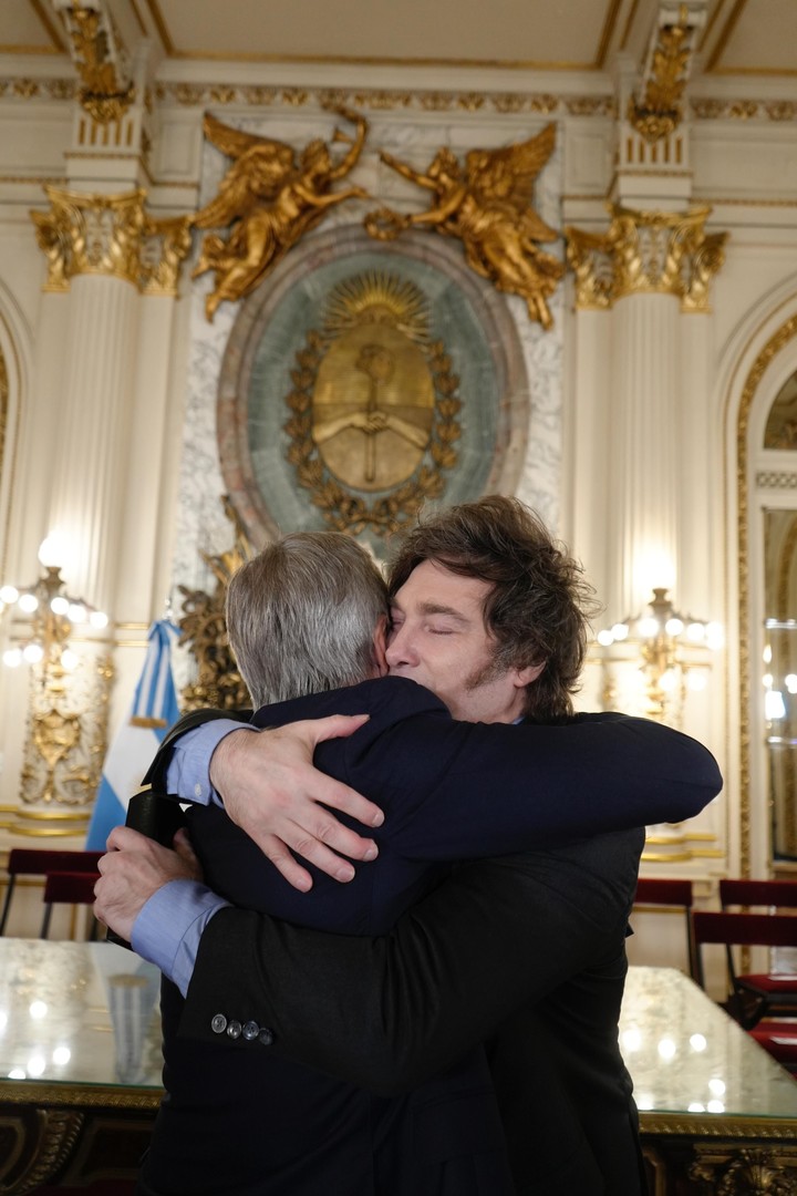 Abrazo entre el presidente Javier Milei y el ministro Luis Caputo celebrando la salida del cepo.