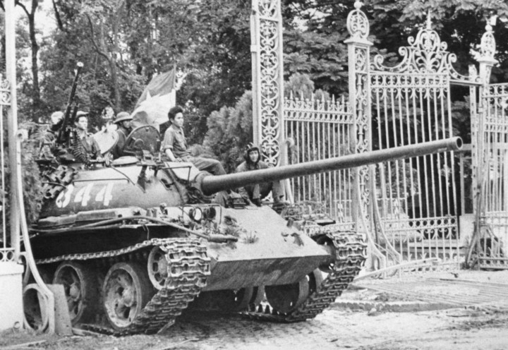 Un tanque del Gobierno Provisional Revolucionario (GPR) ingresa a las puertas del Palacio Presidencial en Saigón el 1 de mayo de 1975. Foto AP