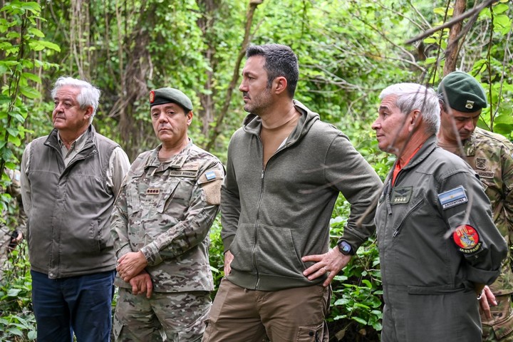 El ministro de Defensa, Luis Petri, con jefes militares en el Operativo Julio Roca en Salta.