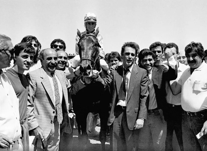 Jorge, arriba del caballo de Maradona: "Diego ganó plata conmigo, con la comisión del premio y la venta", cuenta el jockey. 