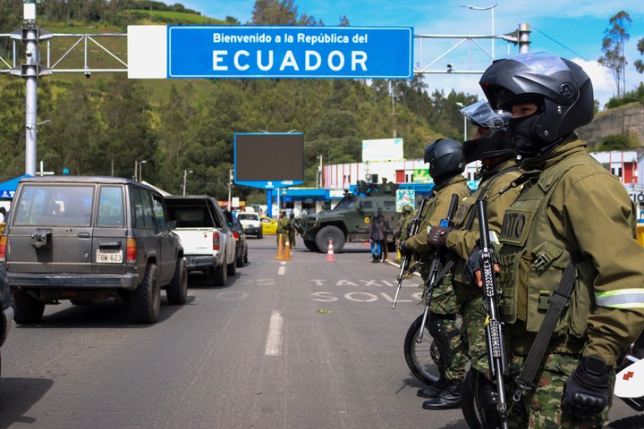Militares ecuatorianos custodian este sábado la frontera norte en el puente internacional Rumichaca, en la provincia de Carchi, Ecuador. Foto: EFE 