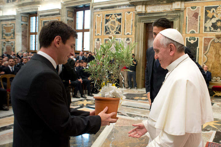 El Papa recibe de manos del capitán de la selección argentina, Lionel Messi, un olivo de la paz en el marco de torneos futbolísticos impulsados por el Vaticano.