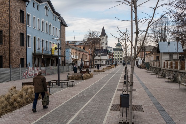 Aunque lejos de las líneas del frente, el sonido de los aviones no tripulados que se dirigen hacia Kiev se oye con frecuencia sobre la ciudad de Bila Tserkva, y varios edificios de la ciudad han sido destruidos por ataques de aviones no tripulados. Foto Brendan Hoffman para The New York Times
