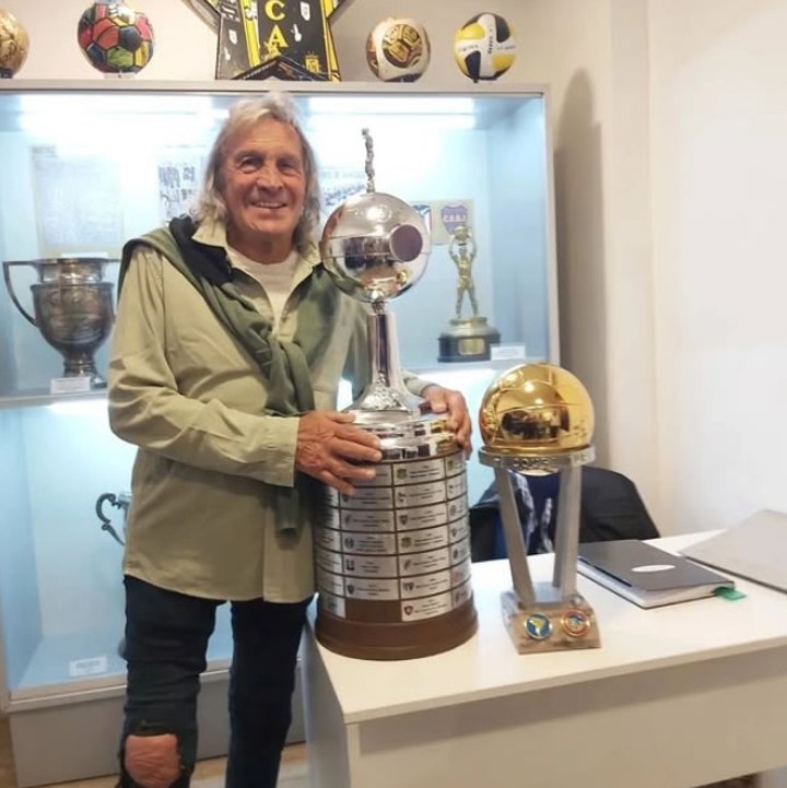 Gatti, con réplicas de las copas Libertadores e Intercontinental.