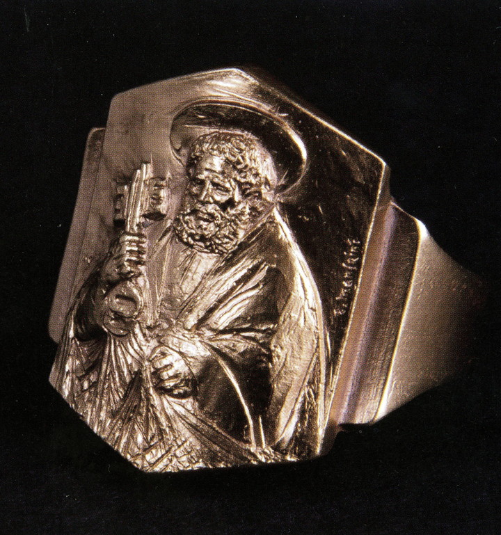 Detalle del anillo de Pescador de Francisco. Foto: EFE
