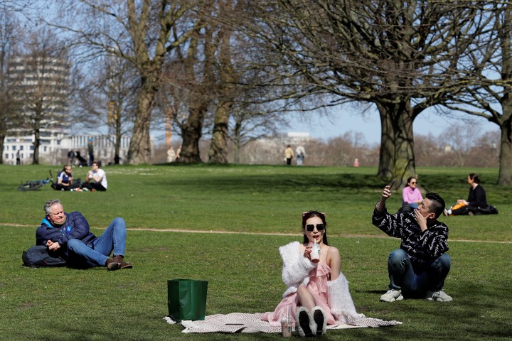 Londinenes aprovechan el buen clima en sus parques. Foto: AP 