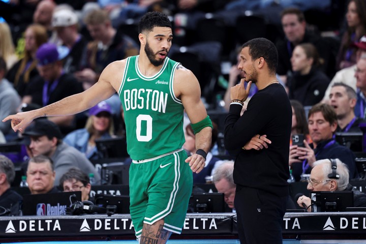 Jayson Tatum y el entrenador Joe Mazzulla intentarán conducir a Boston Celtics a su segundo título consecutivo en la NBA. Foto: Rob Gray-Imagn Images