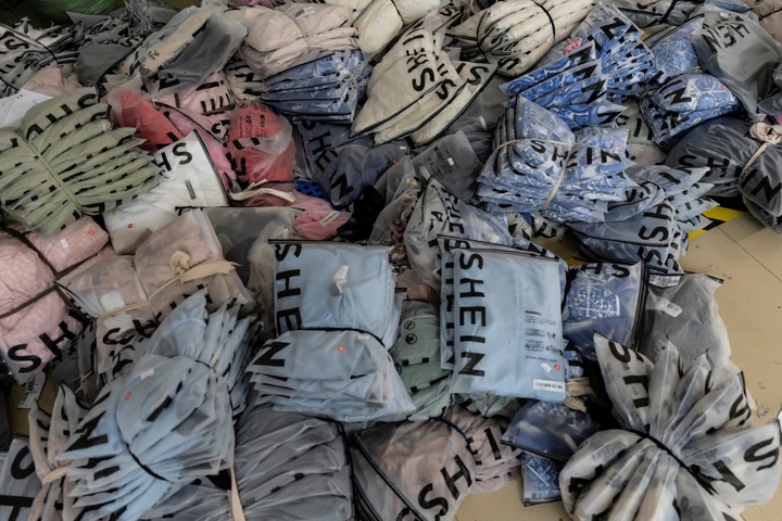 Trabajadores confeccionan ropa para Shein en una fábrica de ropa de Guangzhou, China, el miércoles 9 de abril de 2025. Las pequeñas fábricas orientadas a la exportación con márgenes de beneficio ínfimos han desempeñado un papel fundamental en la competitividad internacional de China. Muchas se enfrentan ahora al desastre. (Qilai Shen/The New York Times)