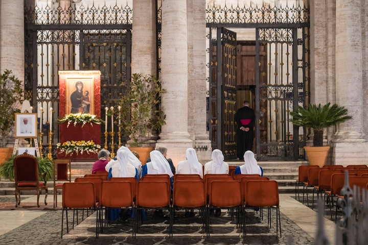 Unas monjas esperan a que tenga lugar un rezo del rosario en honor del Papa Francisco en la Basílica de Santa María la Mayor, iglesia de Roma que el Papa Francisco eligió como lugar de enterramiento, el 22 de abril de 2025. Los católicos esperaban una revolución de Francisco, pero no la que él les dio; los liberales esperaban que ordenara mujeres o permitiera el matrimonio homosexual. Los conservadores pensaban que rompería la doctrina de la Iglesia. Pero su papado favoreció el debate por encima de la acción radical. (Gianni Cipriano/The New York Times)
