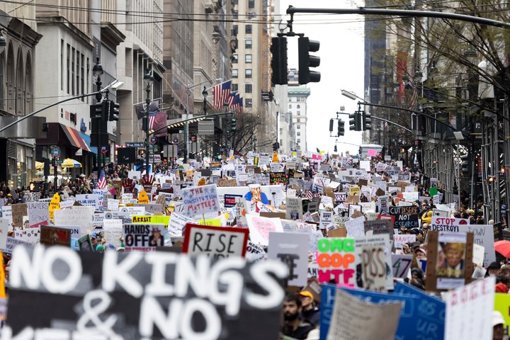 Una marcha en la Quinta Avenida, en Nueva York, contra Donald Trump, este sábado. Foto: EFE