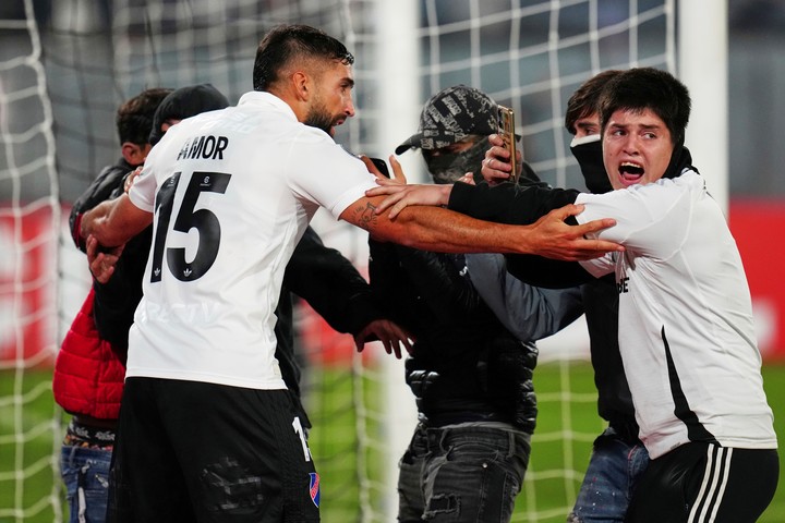 El argentino Emiliano Amor, de Colo Colo, puso el cuerpo para detener a los barras. Foto: AP Photo / Esteban Felix.