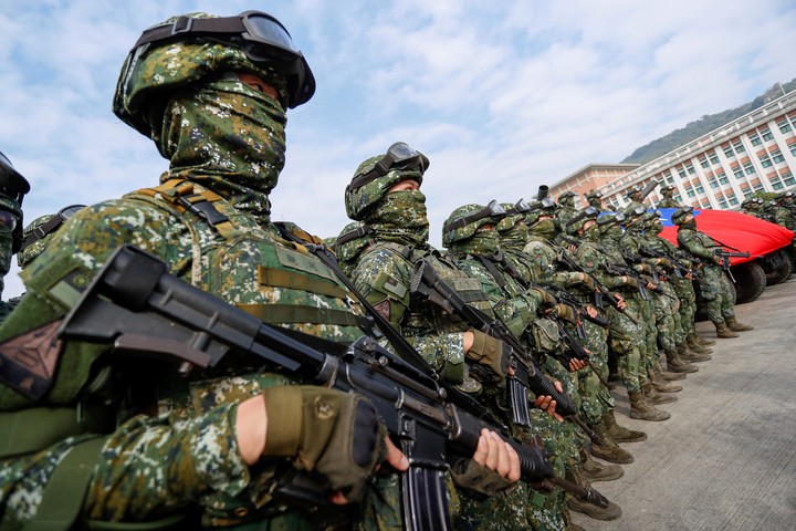 Soldados montan guardia tras un simulacro de refuerzo de la preparación para la defensa contra las intrusiones militares de Beijing, antes del Año Nuevo Lunar en la ciudad de Kaohsiung, Taiwán. Foto AP