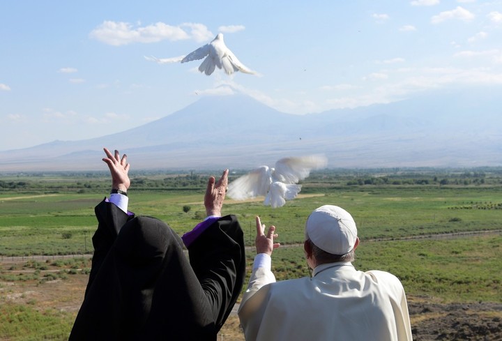 El papa Francisco y el patriarca de la Iglesia Apostólica Armenia, Karekín II, frente al monte Ararat en junio de 2016  (foto de AFP Photo / Osservatore Romano).