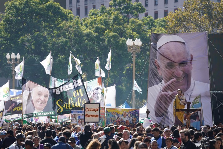 "Francisco, como buen padre, fue padre de todos, pero especialmente se ocupó de los más frágiles", expresó García Cuerva. Foto Juano Tesone 
