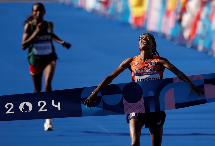 Sifan Hassan ganó el maratón olímpico en París 2024 delante de Tigst Assefa. Foto EFE