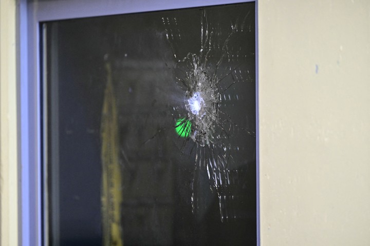 Impacto de bala en una ventana de la prisión de Toulon-La Farlede. Foto: Miguel Medina/ AFP