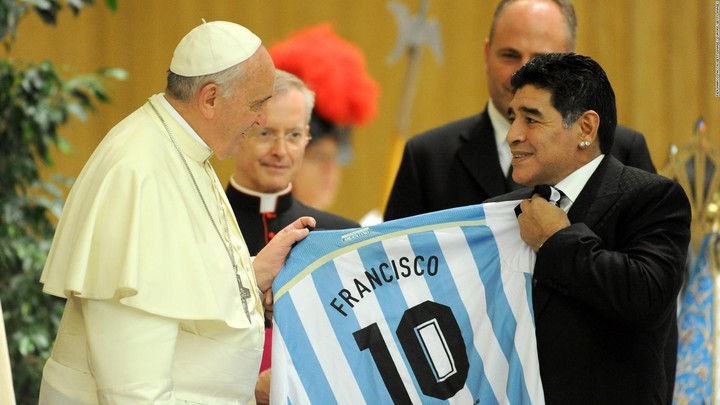 Diego Maradona entrega una camiseta del seleccionado argentino al papa Francisco durante un encuentro en el Vaticano.