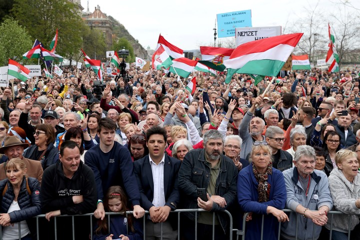 Simpatizantes del partido opositor TISZA se reúnen para una manifestación mientras el partido marca la culminación de su gira de campaña nacional en Budapest, Hungría. Foto Reuters