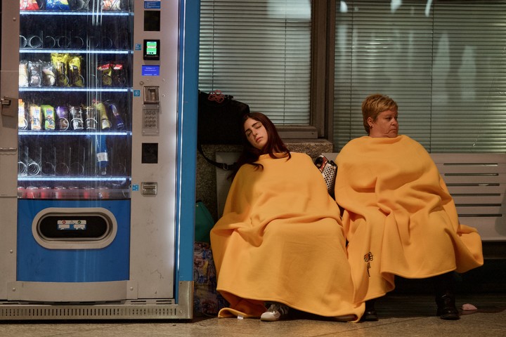 Decenoas de persona esperan que se restablezca el servicio trenes en la estación Atocha. Foto: Cézaro Luca.