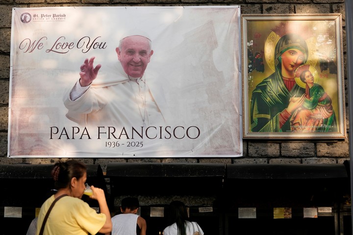 "Te amamos" reza un afiche del papa Francisco en Quenzon, Filipinas. Foto: AP 