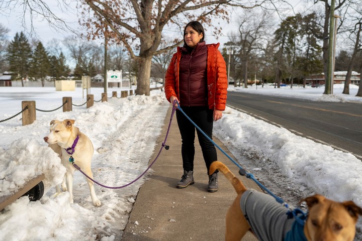 "Ha habido pocas veces en mi vida en las que me haya sentido tan feliz", dice la Sra. De La Cruz sobre su descanso de la vida laboral. "No temes levantarte y tener que ir a trabajar. Simplemente te levantas y ves a dónde te lleva el día". Foto Christopher Capozziello para The New York Times