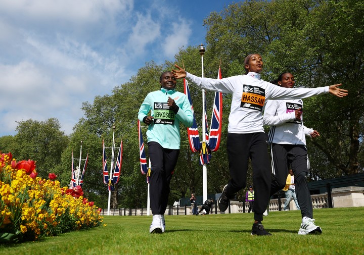 Tigst Assefa, Sifan Hassan y Joyciline Jepkosgei, en la previa. Foto Reuters