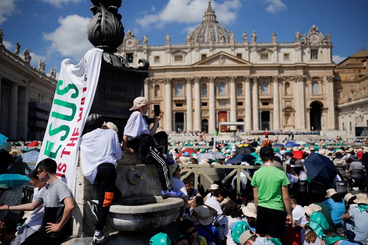 Hubo una masiva asistencia a la segunda misa de luto del Papa. 