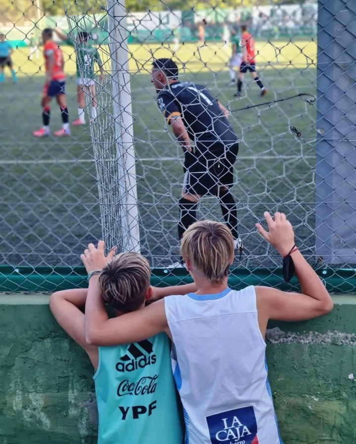 "Volví a jugar solo para que mis hijos me puedan ver", dice Pablo Migliore, quien atajó por última vez en Deportivo Español en 2022.