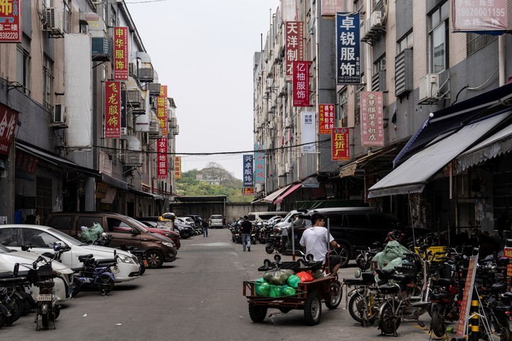 Un barrio de Guangzhou, China, el miércoles 9 de abril de 2025. Las pequeñas fábricas orientadas a la exportación con márgenes de beneficio ínfimos han desempeñado un papel fundamental en la competitividad internacional de China. Muchas se enfrentan ahora al desastre. (Qilai Shen/The New York Times)