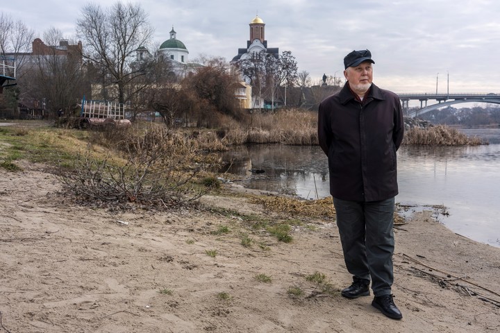 Dribnytsia, paseando por la orilla del río Ros, en Bila Tserkva. "La gente no suele conocer su propia historia", dijo. Foto Brendan Hoffman para The New York Times
