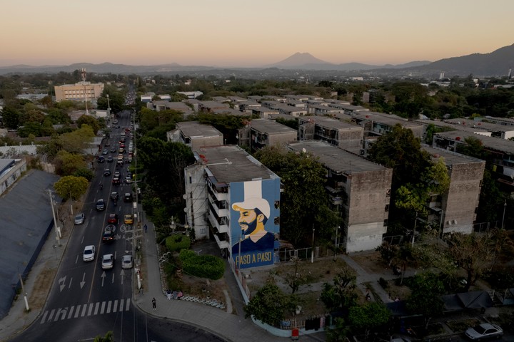 Mural de Bukele en San Salvador, la capital salvadoreña. Foto Fred Ramos para The New York Times