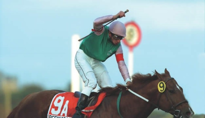 Con el caballo "Refinado Tom", Valdivieso ganó la Triple Corona en 1996.