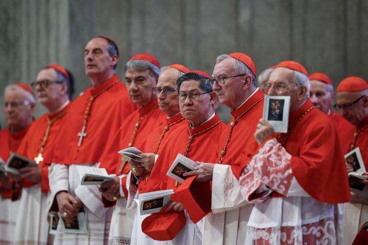 Cardenales durante el traslado del Papa a la Basílica de San Pedro. Foto: Reuters
