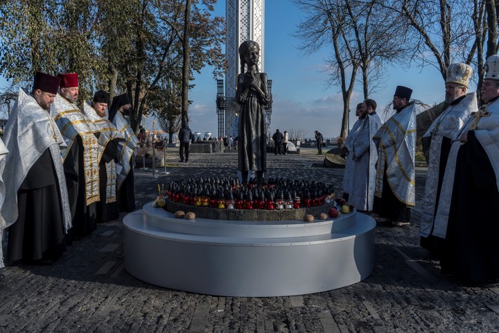 Un monumento en Kiev conmemora a las víctimas del Holodomor, una hambruna provocada por el Kremlin que mató a millones de ucranianos entre 1932 y 1933. Foto Brendan Hoffman para The New York Times
