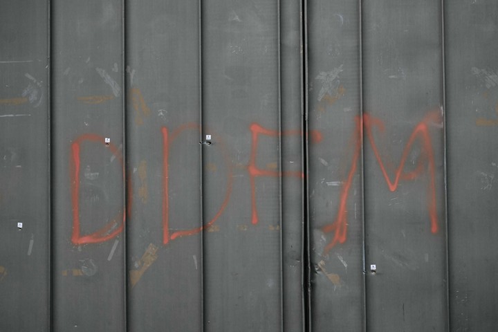 Impactos de bala y las letras "DDFM" pintadas con aerosol en una puerta de la prisión de Toulon-La Farlede Foto: Miguel Medina / AFP