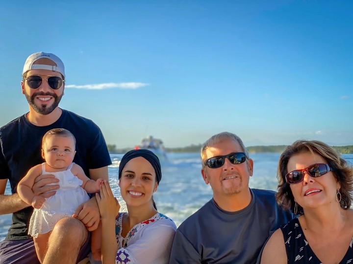 Bukele publicó una foto en las redes sociales de las familias juntas en un lago salvadoreño. Foto Nayib Bukele