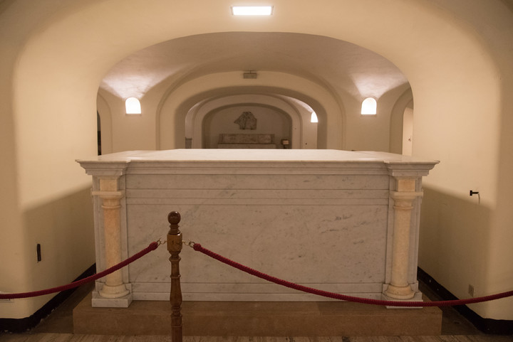 El rogito se coloca sobre el ataúd del papa fallecido. Foto: Victor Sokolowicz