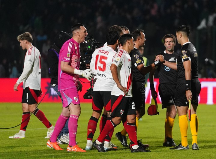 River y la imagen de la decepción tras el empate en Junín. Foto: Marcelo Carroll.