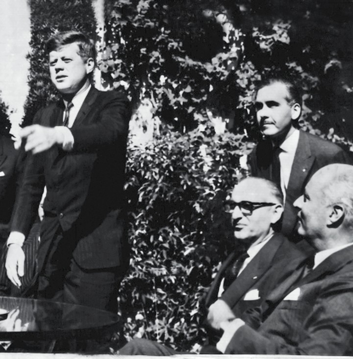 Cumbre en Palm Beach. Kennedy, Frondizi y su comitiva. Fue en diciembre de 1961.