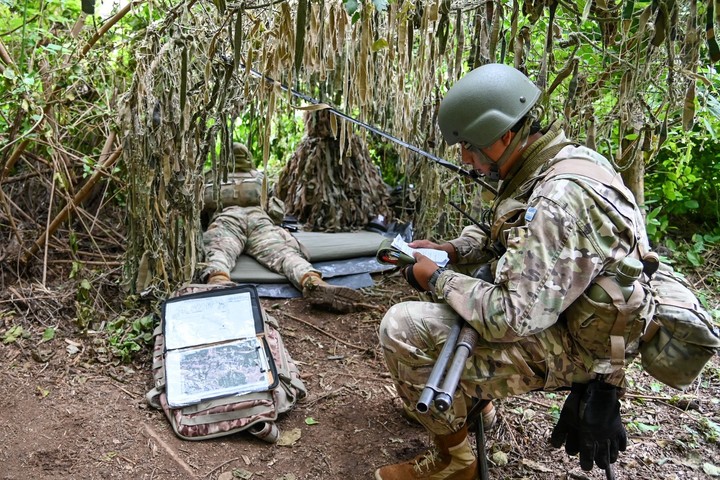 Soldados del Ejército preparan a un francotirador en el Operativo Julio Roca.